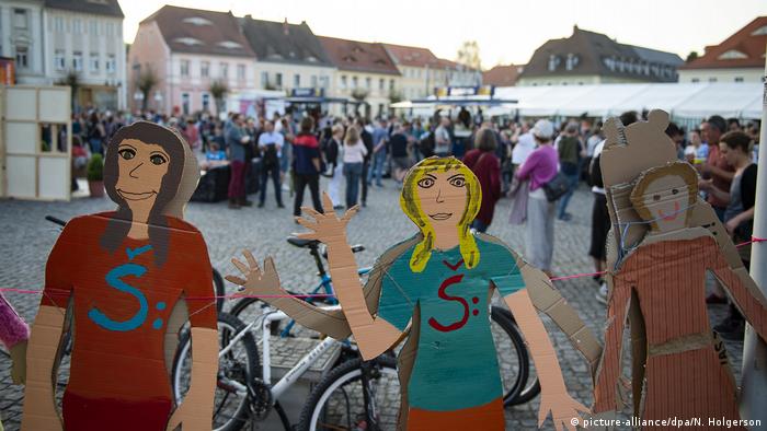 Two painted figures of women at the Peace Festival (picture-alliance/dpa/N. Holgerson)