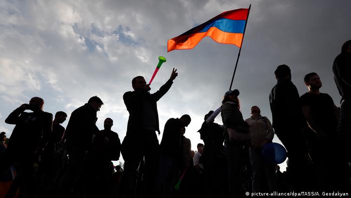 Ermeniler Sarkisyan'ın tekrar Başbakan seçilmesini haftalardır protesto ediyordu