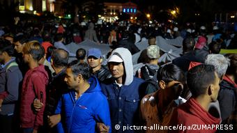 «Σύμφωνα με αυτόπτες μάρτυρες γνωστοί υποστηρικτές της Χρυσής Αυγής έκαναν έφοδο στην πλατεία (σ.σ. Σαπφούς) για να διώξουν τους πρόσφυγες και φώναζαν: 'Κάψτε τους ζωντανούς'»
