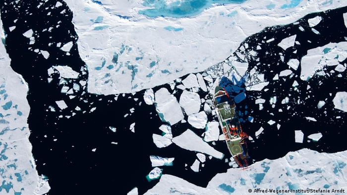 Cientistas exploraram o Ártico a bordo do navio Polarstern, próprio para regiões geladas