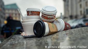 Deutschland Müll Coffee-to-go-Becher (picture-alliance/dpa/G. Fischer)