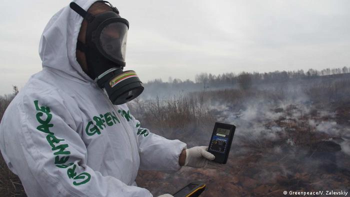 Tschernobyl , radioaktive Freisetzung durch Feuer in der radioaktiv verseuchten Bryanskregion (Greenpeace/V. Zalevskiy)