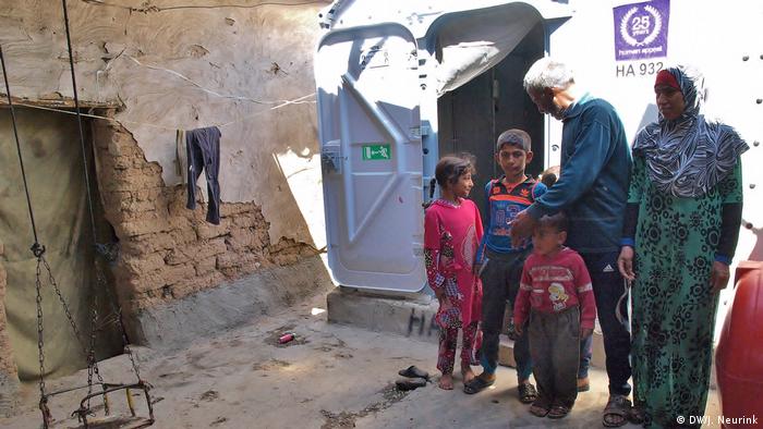 An Iraqi family in their partially destroyed house (DW/J. Neurink)