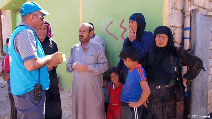 Iraqis talking to a UNHCR representative (DW/J. Neurink)