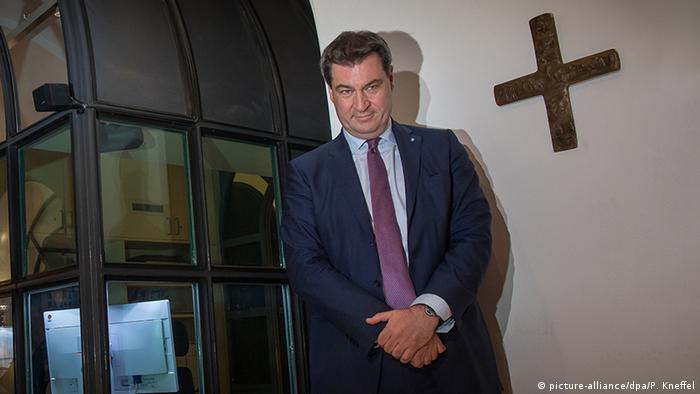 Bayerischer Ministerpräsident Markus Söder hält ein Kreuz (picture-alliance/dpa/P. Kneffel)