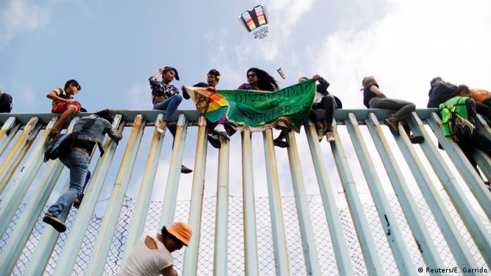 Mexiko Tijuana Migranten-Konvoi erreicht US-Grenze (Reuters/E. Garrido)