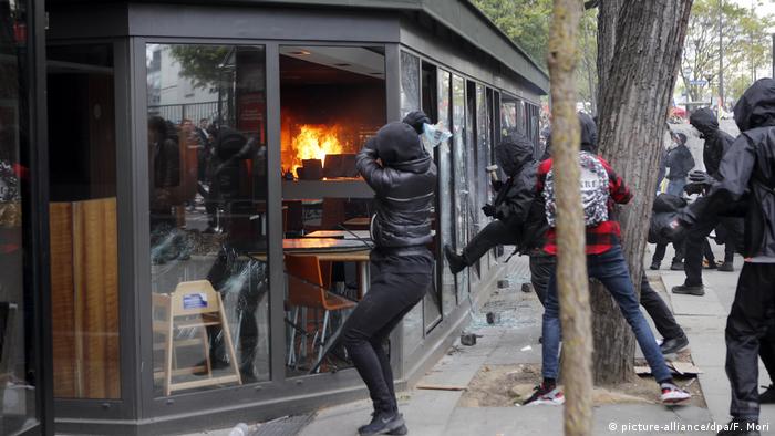 تظاهرات اول ماه مه در پاریس؛ در برخی موارد تظاهرکنندگان به تخریب اموال عمومی پرداختند