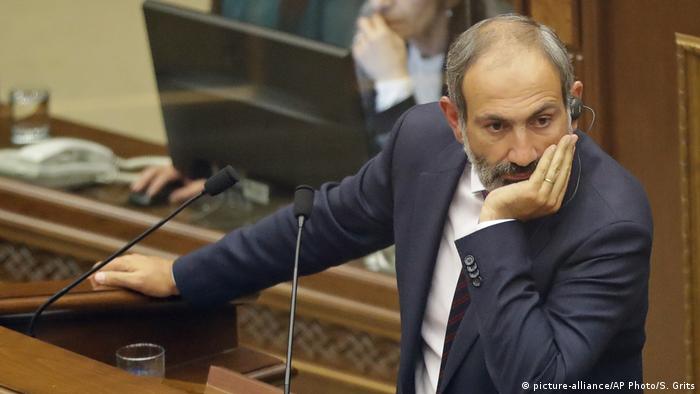 Armenien Oppositionsführer Nikol Pashinian (picture-alliance/AP Photo/S. Grits)