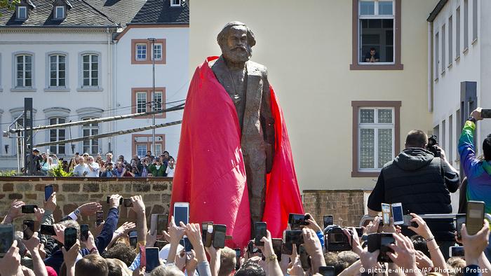 پرده‌برداری از تندیس کارل مارکس در روز ۵ مه ۲۰۱۸، دویستمین سالروز تولد او در زادگاهش ترییر