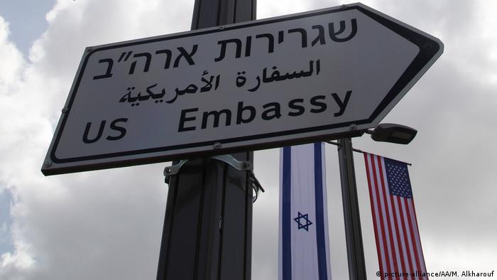 Israel Jerusalem Schild zur neuen US Botschaft (picture-alliance/AA/M. Alkharouf)