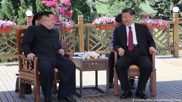 China Ministerpräsident Xi Jinping emfängt norkoreanischer Präsident Kim Jong Un (picture-alliance/dpa/XinHua/Ju Peng)