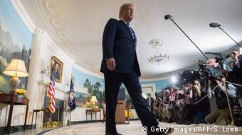 Trump kroči u Bijeloj kući ispred okupljenih novinara (Getty Images/AFP/S. Loeb)