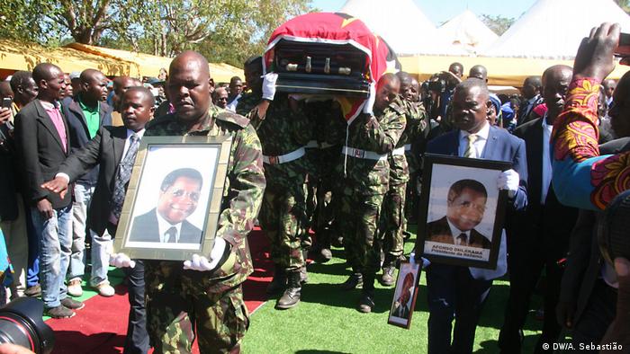 Mosambik Beerdigung von Afonso Dhlakama (DW/A. SebastiÃ£o )