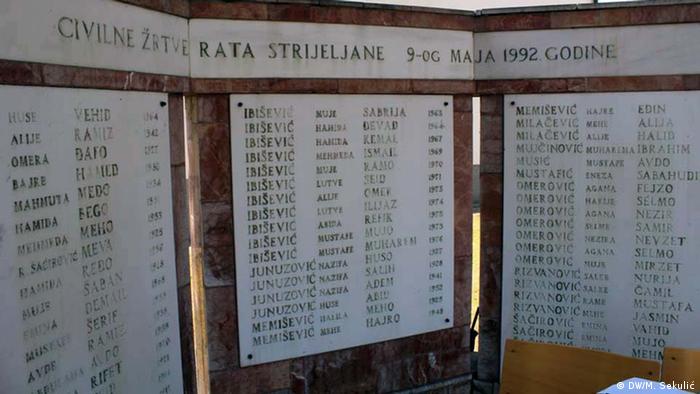 Bosnien und Herzegowina, Republika Srpska - Erinnerung an ermordete Bosnier von Bratunec | Gedenktafel (DW/M. Sekulić)