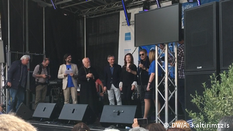 Βίκυ Λέανδρος και Γιώργος Νταλάρας χαιρέτησαν τον κόσμο από τη σκηνή του Ελληνικού Φεστιβάλ