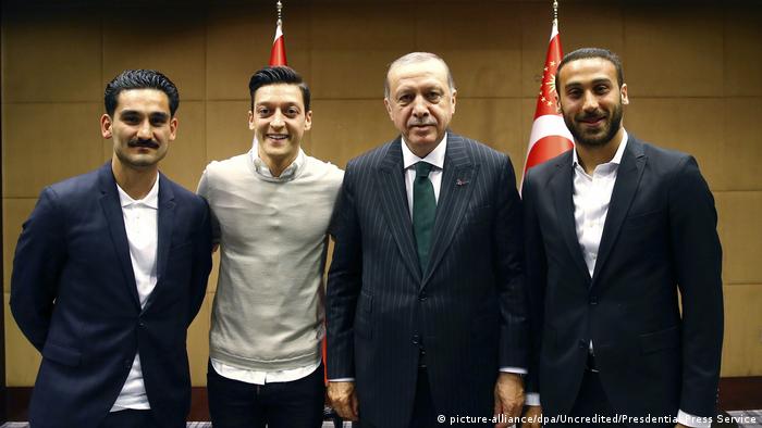 Özil ve Gündoğan'ın Cumhurbaşkanı Erdoğan ile çektirdikleri fotoğraf.