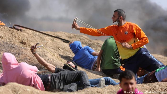 Gazastreifen Proteste mit Steinschleuder (picture-alliance/NurPhoto/M. Faiz)