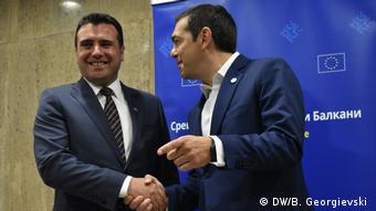 Der mazedonische Ministerpräsident Zoran Zaev mit seinem griechischen Kollegen, Alexis Tsipras in Sofia (DW/B. Georgievski )