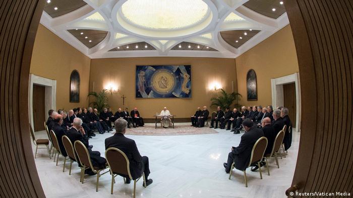 Vatikan Papst Franziskus & Bischöfe aus Chile (Reuters/Vatican Media)