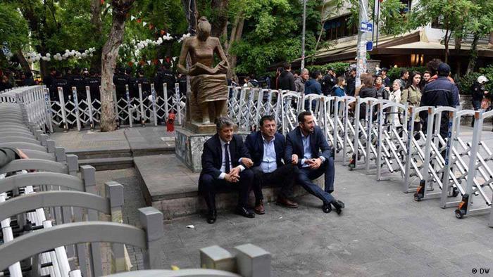 CHP'li vekiller anıtın önünde oturma eylemi yaparken