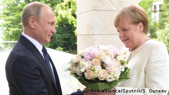 Путін подарував Меркель квіти