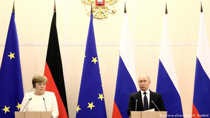 Russland Wladimir Putin & Angela Merkel in Sotschi (picture-alliance/dpa/K. Nietfeld)