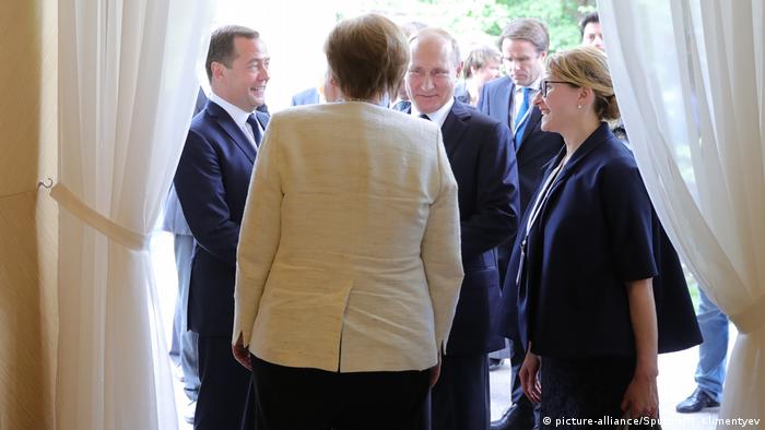 Rusya Başbakanı Dimitri Medvedev, Vladimir Putin ve Angela Merkel
