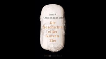 Una piedra blanca con frases en alemán.