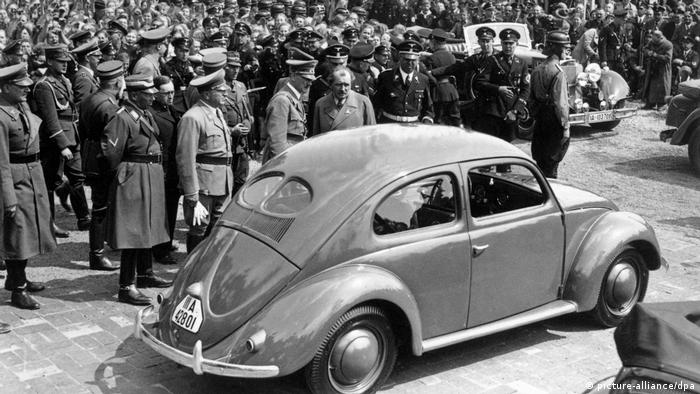 Hitler junto a un escarabajo.