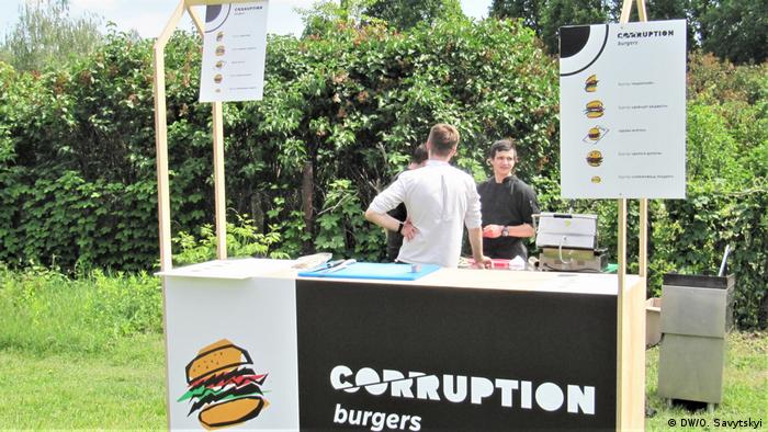  Коррупционные бургеры - одна из инсталляций в Парке коррупции