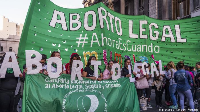 Argentinien, Buenos Aires: Demonstration zur Legalisierung von Abtreibung (picture-alliance/J. Ferrario)