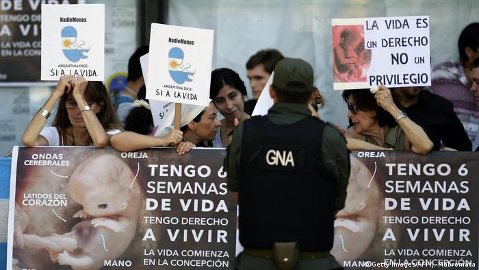 Argentinien | Demonstration von Abtreibungsgegenern (Getty Images/AFP/J. Mabromata)