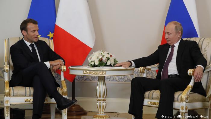 Emmanuel Macron, Vladimir Putin, St. Petersburg (picture-alliance/dpa/M. Metzel)