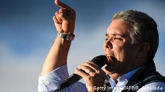 Ο υποψήφιος Ιβάν Ντούκε είναι ο πιθανότερος διάδοχος του απερχόμενου προέδρου Σάντος