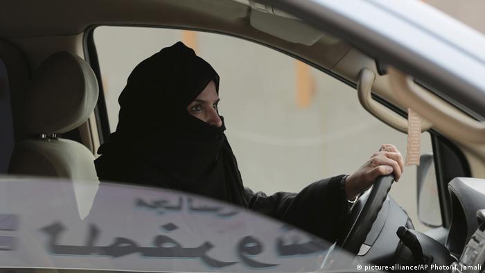 Mujer conduciendo en Riad, Arabia Saudí. Un desafío en 2014. 