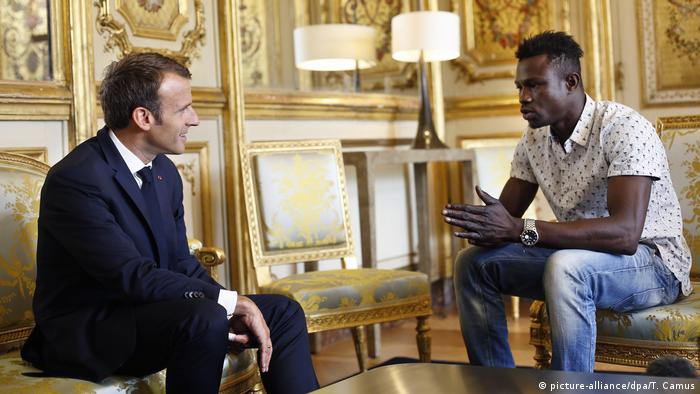 امانوئل مکرون، رئیس‌جمهور فرانسه (چپ) و ممودو گاساما، منجی کودک ۴ ساله