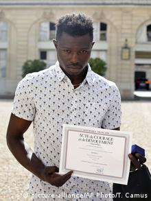 ممودو گاساما به دلیل نجات یک کودک از رئیس‌جمهور فرانسه تقدیرنامه دریافت کرد
