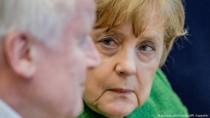 Deutschland Angela Merkel spricht mit Horst Seehofer (picture-alliance/dpa/M. Kappeler)