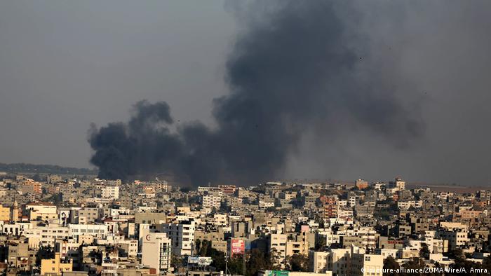 A picture taken from Gaza City on May 29, 2018, shows a smoke billowing in the background following an Israeli air strike on the Palestinian enclave. (picture-alliance/ZUMA Wire/A. Amra)