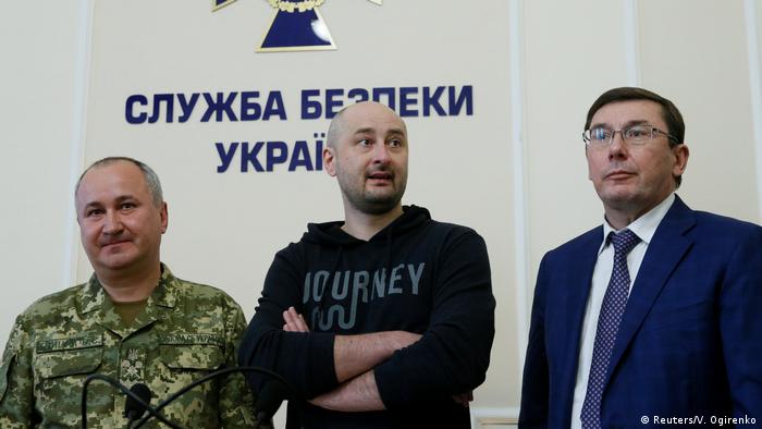 Ukraine Journalist Arkadi Babtschenko PK in Kiew | mit Lutsenko & Grizak (Reuters/V. Ogirenko)