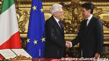 Italien, Rom: Präsident Sergio Mattarella gibt Giuseppe Conte die Hand