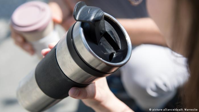 Чашките за еднократна употреба набързо завладяха света. Само че те се разграждат много бавно. Затова експертите препоръчват да използваме термочаши. Освен че не замърсяват околната среда, тези чаши запазват кафето топло по-дълго време. 