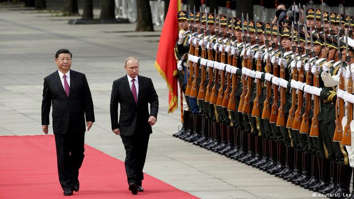 Chinese President Xi Jinping and Russian President Vladimir Putin attend a welcome ceremony (Reuters/J. Lee)