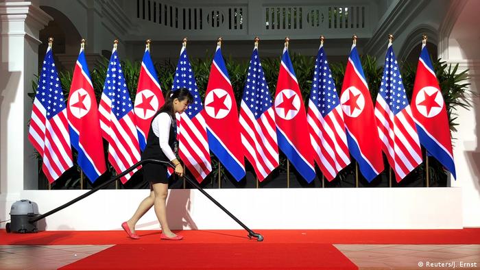 Singapur Sentosa USA-Nordkorea Gipfel Treffpunkt Fahnen (Reuters/J. Ernst)