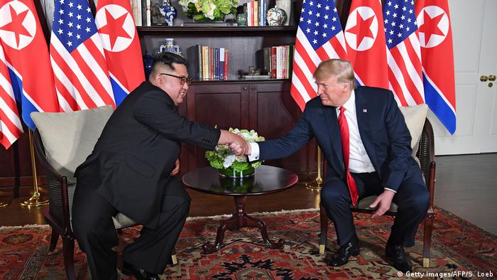 Singapur Sentosa USA-Nordkorea Gipfel Handshake (Getty Images/AFP/S. Loeb)