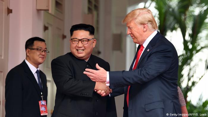 Singapur Sentosa USA-Nordkorea Gipfel 2. Händedruck (Getty Images/AFP/S. Loeb)