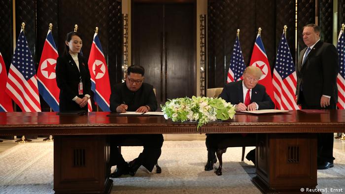  Singapore Summit Donald Trump Kim Jong Un Unterzeichnung (Reuters/J. Ernst)