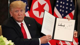 Singapur - Präsident Donald Trump gemeinsam Unterschriebenes Dokument nach Treffen mit Kim Jong Un (Reuters/J. Ernst)