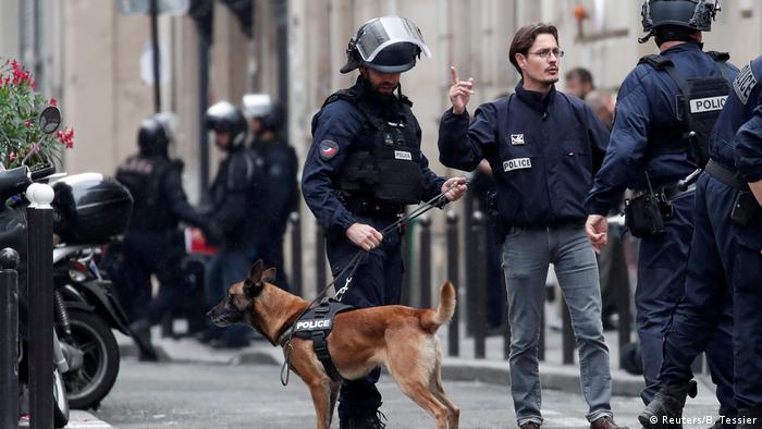 Сотрудники парижской полиции оцепляют район захвата заложников 12 июня 2018 года