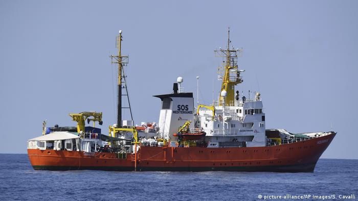 Französisches Schiff Aquarius im Mittelmeer (picture-alliance/AP Images/S. Cavalli)